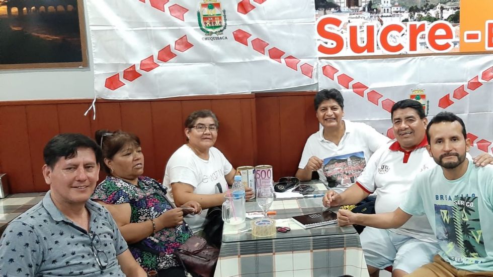 Los residentes chuquisaqueños que se sumaron a la campaña.