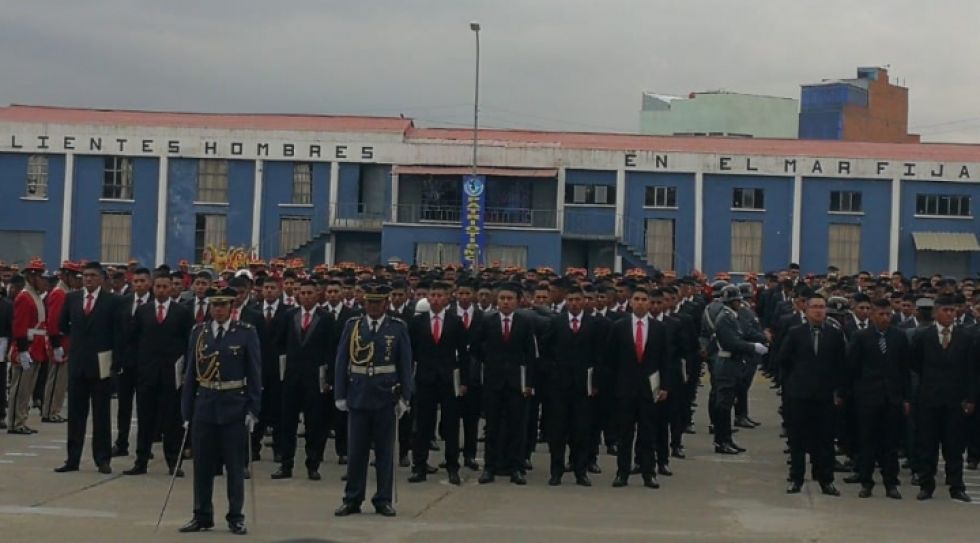 Los conscriptos recibirán su libreta de servicio militar este sábado.