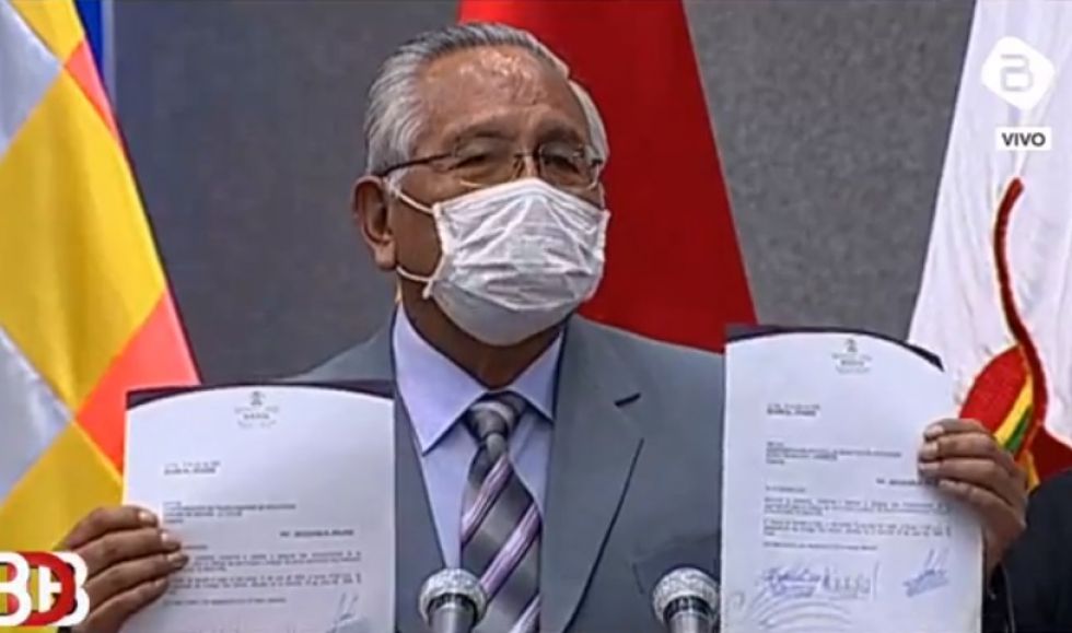 El ministro Víctor Hugo Cárdenas muestra las cartas que envió a las confederaciones de los maestros.