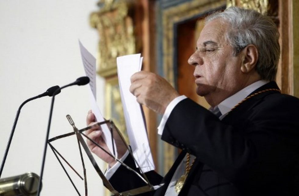 El escritor español Juan Marsella da un discurso después de recibir el premio Cervantes en la Universidad de Alcalá de Henares, en 2009.