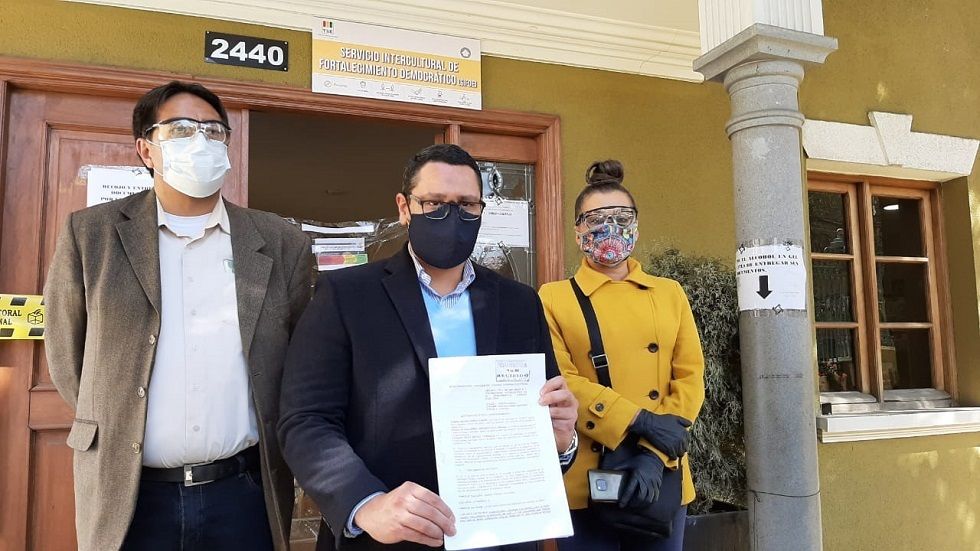 El diputado de UD, Tomás Monasterio y sus colegas del partido presentan la denuncia ante el TSE.