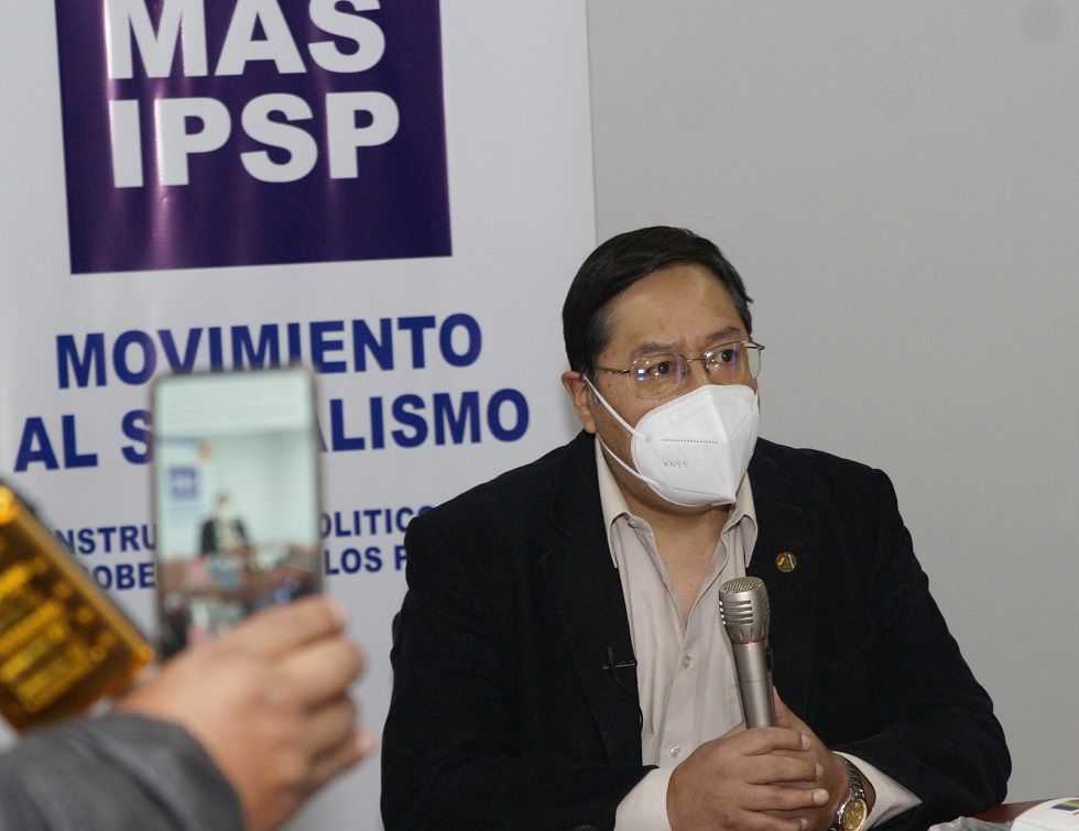 El candidato Luis Arce Catacora es acusado de difundir una encuesta pese la prohibición.