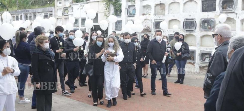 Familiares y personas allegadas le dieron el último adiós al Secretario de Salud de Santa Cruz.