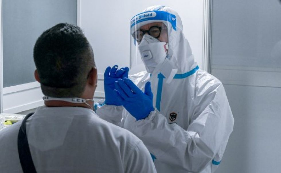 Como medida preventiva de contagios, los viajeros pasan por pruebas de covid-19 en los aeropuertos.