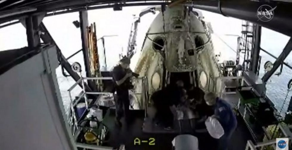 Momento en el que el astronauta Bob Behnken sale de la nave espacial SpaceX Crew Dragon.
