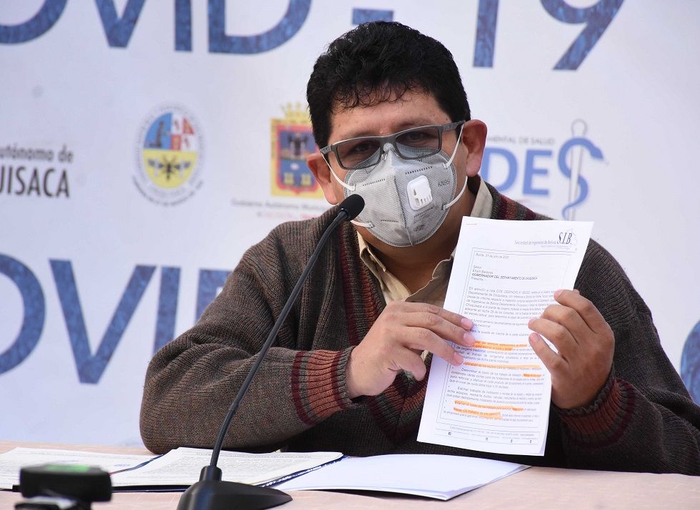 El secretario General de la Gobernación, Ricardo Zárate, expone la carta enviada a la Presidenta.