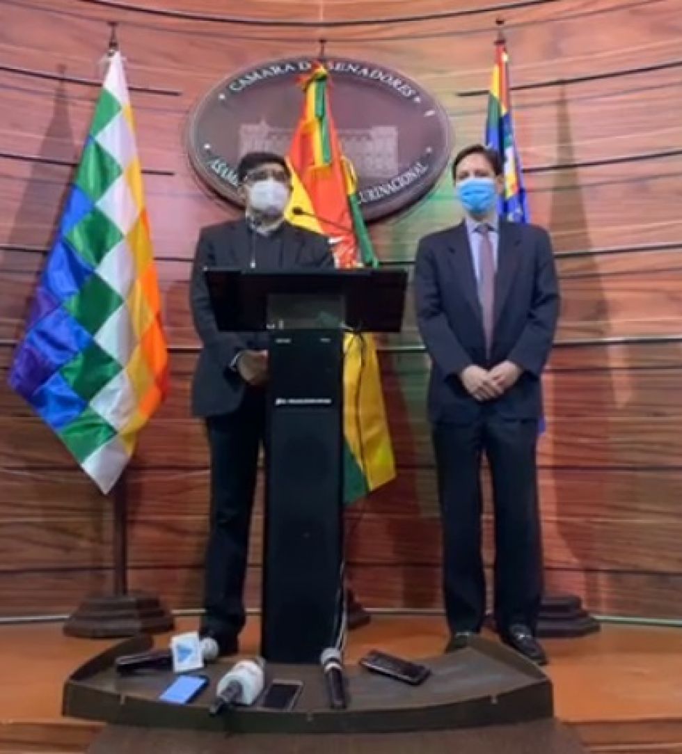 El senador Milton Barón (i) y el presidente del TSE, Salvador Romero.
