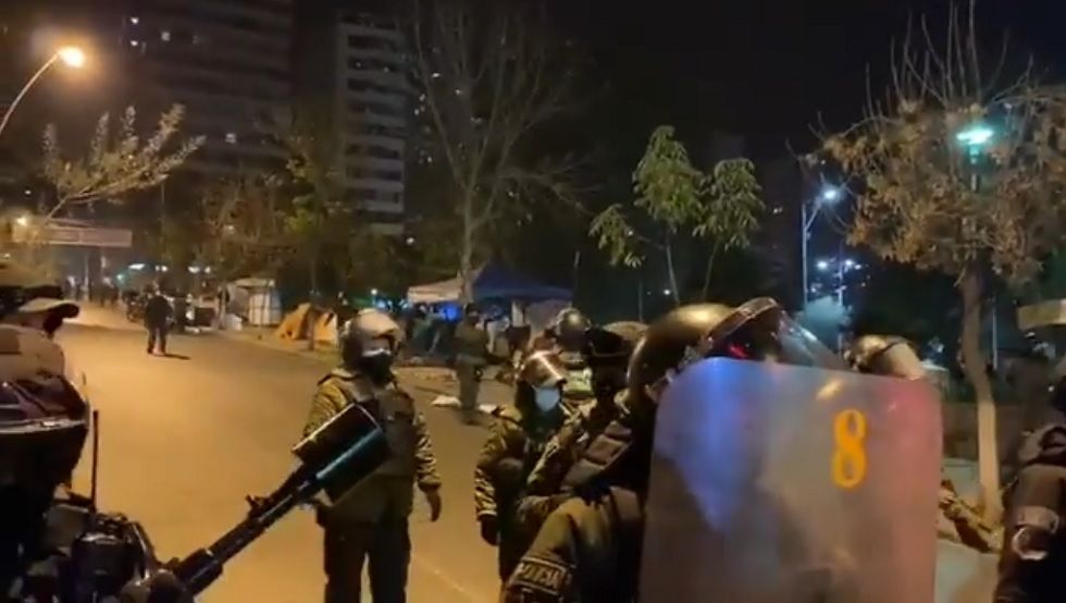 La Policía separa a ambos bandos en la plaza Abaroa. 