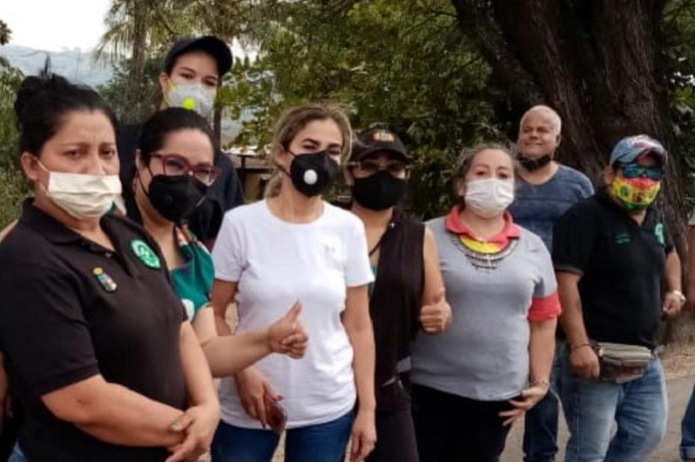 Las ocho personas secuestradas por los bloqueadores. 