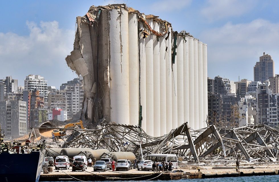 Los escombros en el lugar de las explosiones, en el puerto de Beirut. 