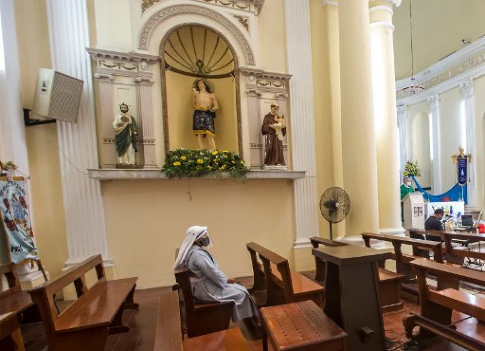 Una religiosa ora en un templo de Ciudad de México. El país azteca es uno de los más golpeados por la pandemia a nivel mundial.