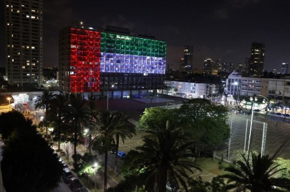 Vista de un edificio céntrico de Tel Aviv iluminado con los colores de la bandera de Emiratos Árabes Unidos.