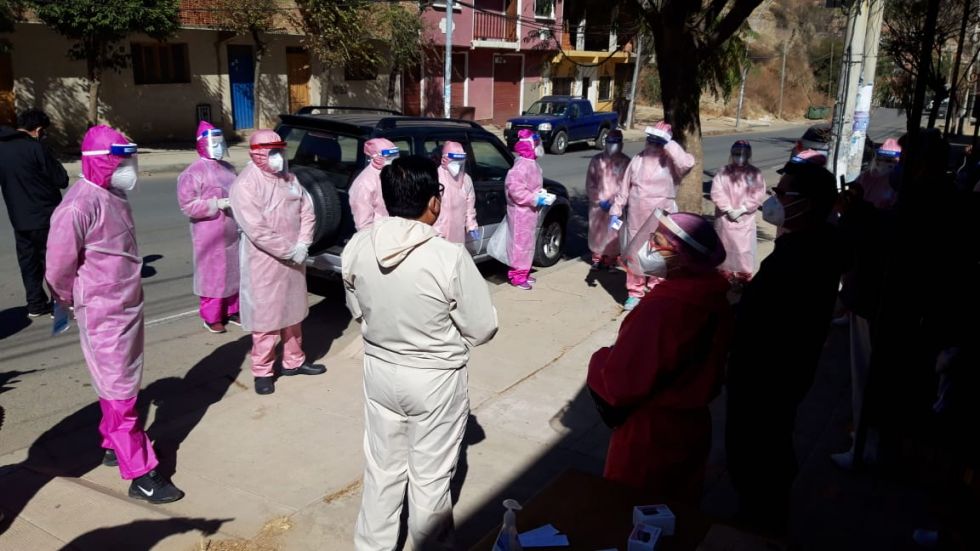 Las brigadas médicas durante su trabajo de coordinación para la visita a los domicilios.
