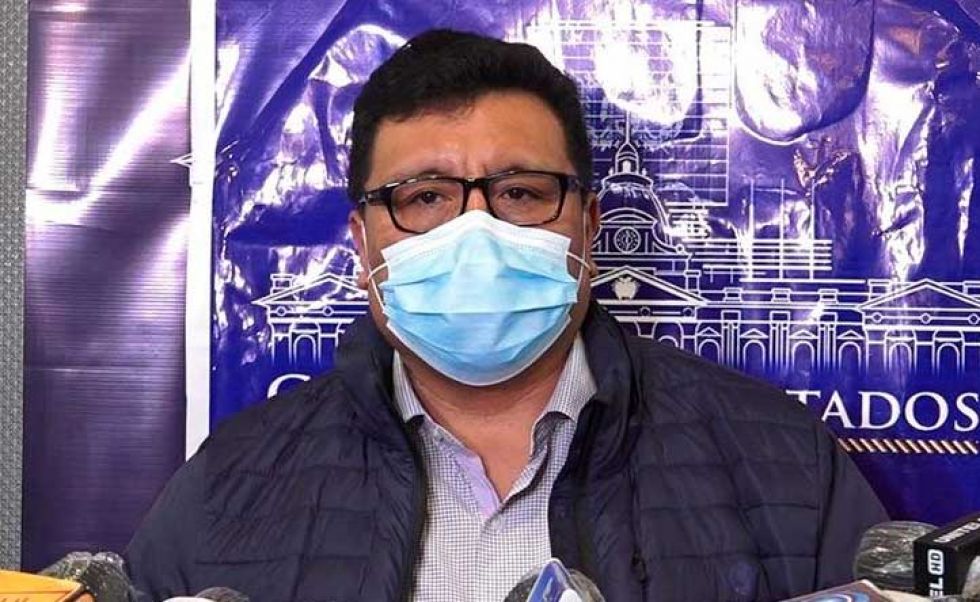El senador Efraín Chambi dice que el Ejecutivo bloquea las leyes ya aprobadas en el Legislativo.