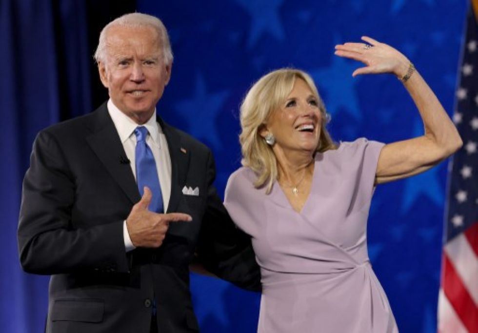 Joe Biden aparece en escenario con su esposa Jill Biden, después de pronunciar su discurso de aceptación el jueves.