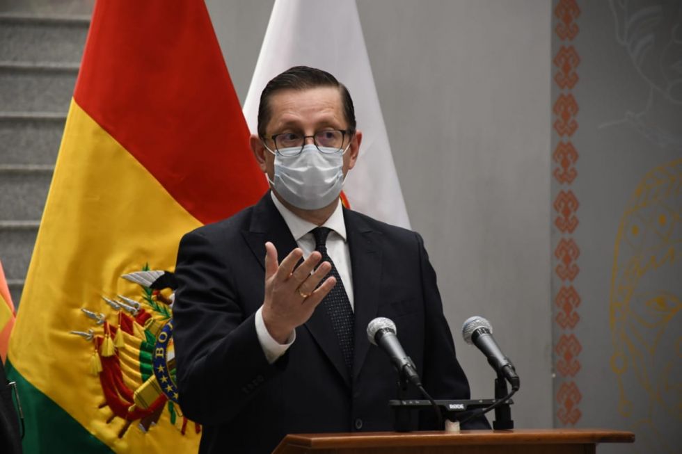El ministro de Economía y Finanzas, Oscar Ortiz, durante la conferencia de prensa que ofreció esta noche.