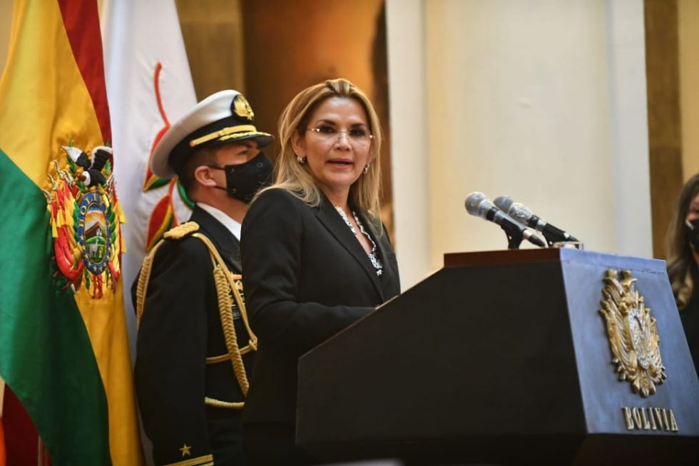 La presidenta Jeanine Áñez, durante el acto en el que recibió los 200 respiradores donados por EEUU.