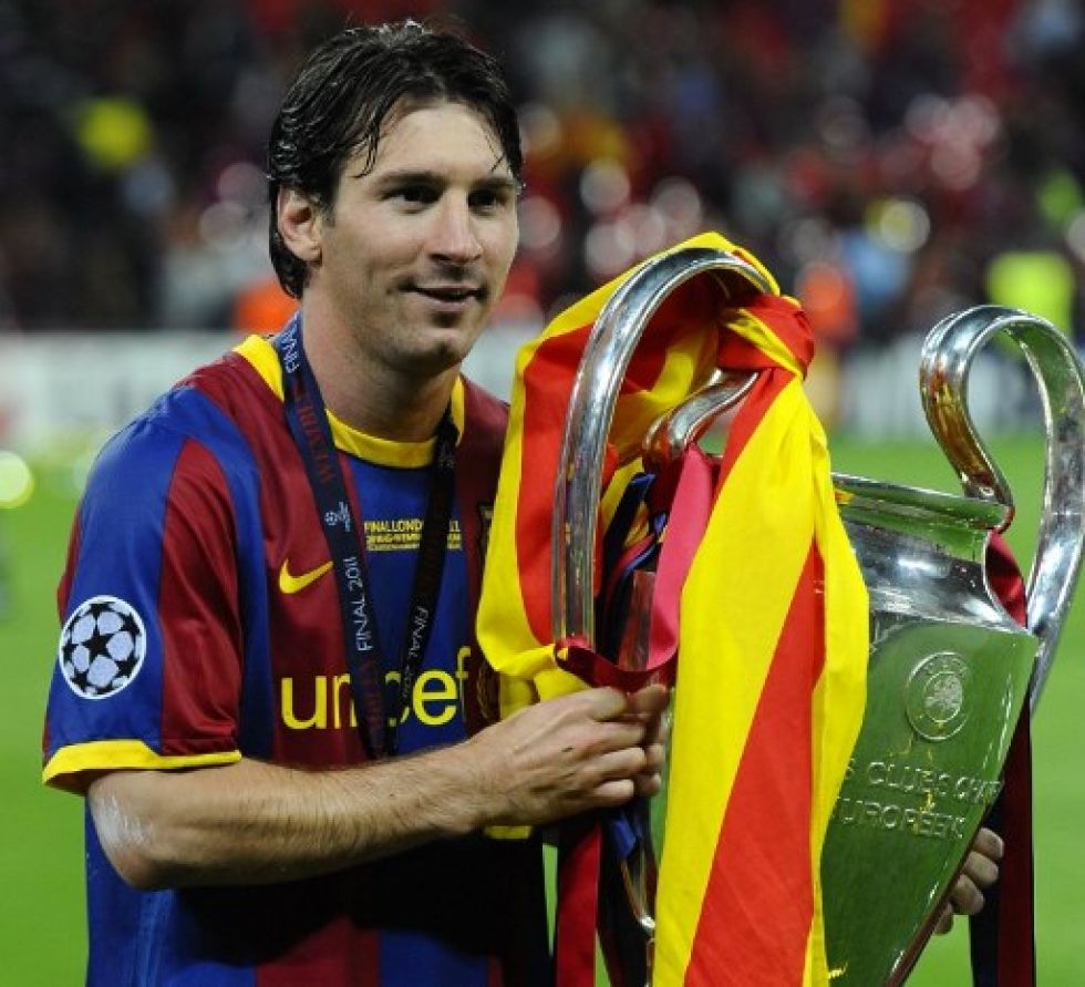 Messi celebra con el trofeo al final de la final de la UEFA Champions League, en mayo de 2011.