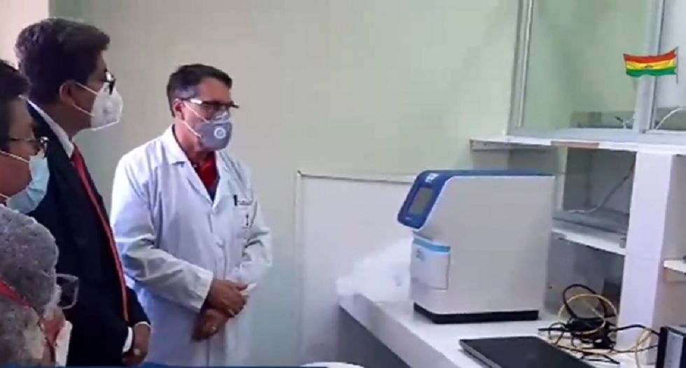 Las autoridades universitarias inauguraron el laboratorio de biología molecular.