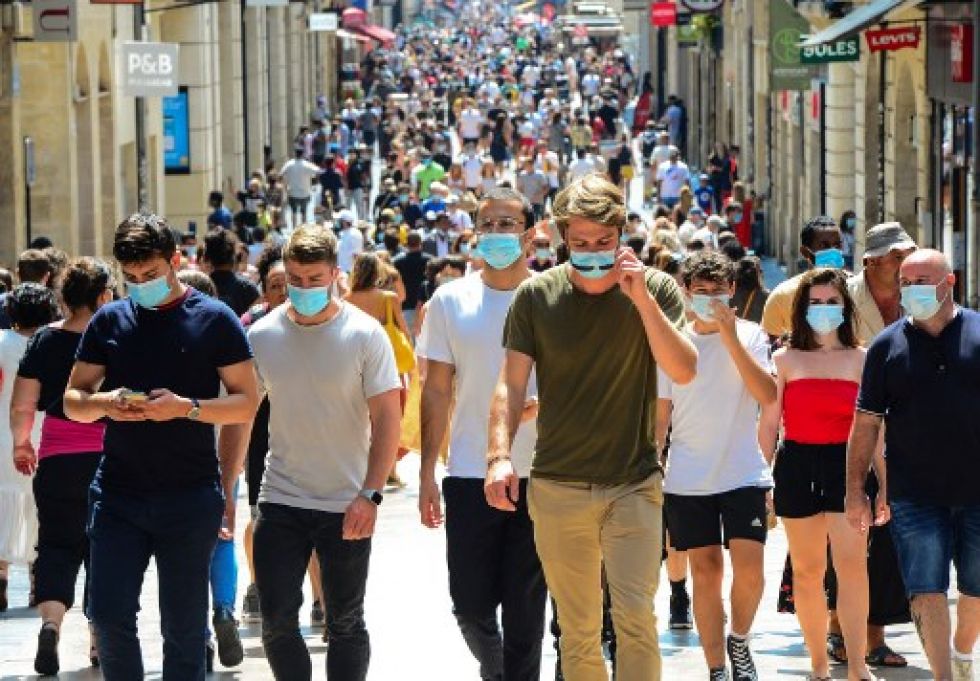 La gente pasea por la principal calle comercial de Burdeos, Sainte-Catherine, donde es obligatorio usar una máscara.