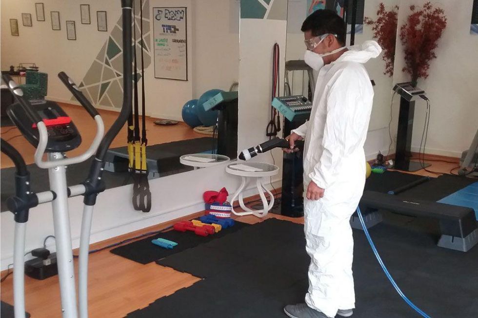 Foto de archivo de la desinfección de un gimnasio. El sector está en emergencia.