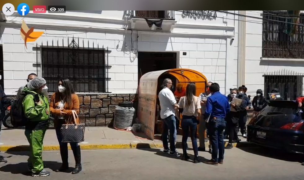 El presidente del Comité Cívico Pro Santa Cruz, Rómulo Calvo (c), antes de su reunión con el Fiscal Departamental.