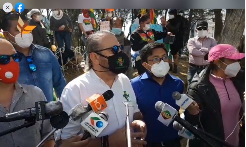El presidente del Comité Cívico Pro Santa Cruz, Rómulo Calvo, antes de entregar la denuncia.