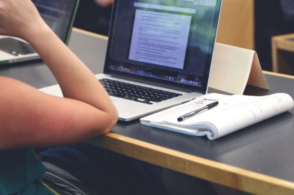 Imagen referencial de un estudiante en clases virtuales. 