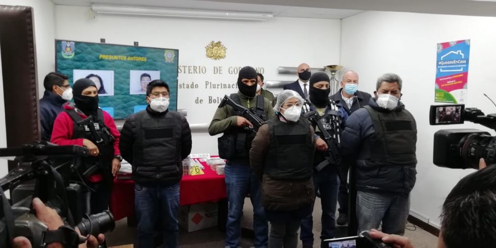 Mostraron sus fotografías y los presentaron así en el Ministerio de Gobierno a los presuntos autores.
