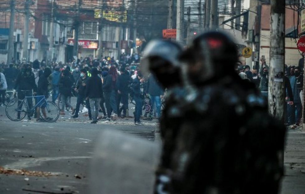 Cientos de personas salieron a protestar por la muerte de un hombre agredido por policías en Bogotá.