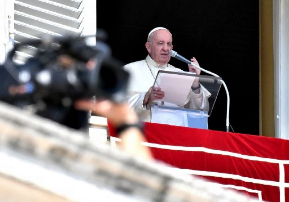 El Papa Francisco se dirige a los fieles desde la ventana del Palacio Apostólico con vista a la Plaza de San Pedro.