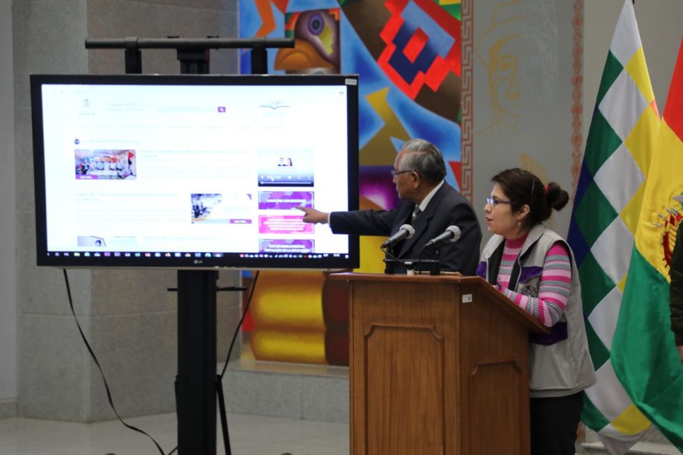 El ministro de Educación, Víctor Hugo Cárdenas, muestra el portal digital del curso preuniversitario gratuito.