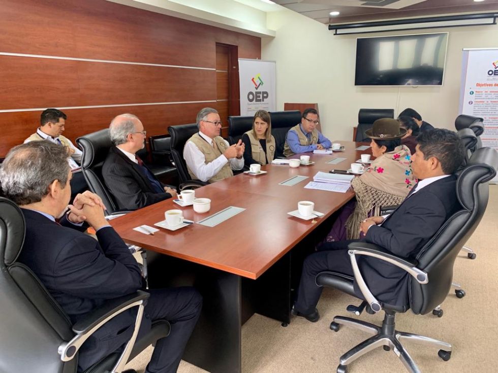 El jefe de misión de la OEA, Manuel González, en una reunión con los exvocales del TSE en 2019.