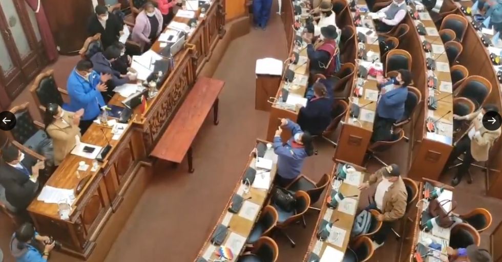 El momento en el que Eva Copa promulga la ley que crea el Bono Contra el Hambre.