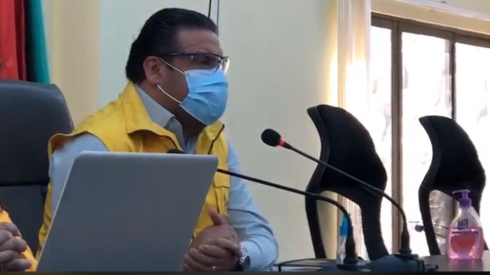El alcalde paceño Luis Revilla comunica la decisión de su despacho en una conferencia de prensa.