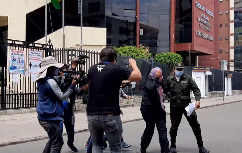 La concejala de Sacaba en puertas del Tribunal Departamental de Justicia de Cochabamba.