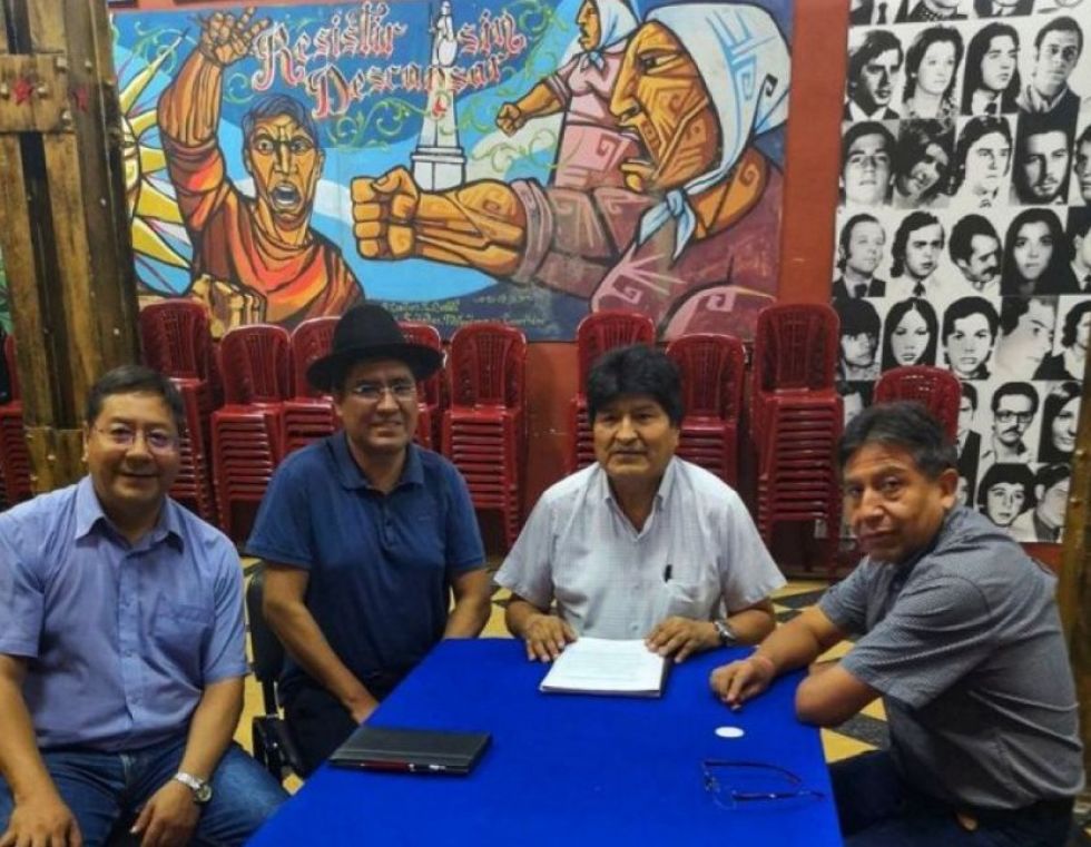 David Choquehuanca y Evo Morales, junto con Luis Arce y Diego Pary, en Argentina, cuando se definieron las candidaturas del MAS.