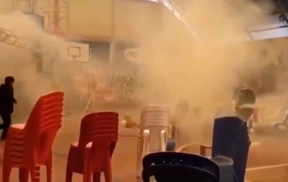 El momento en el que los gases lacrimógenos fueron liberados en la concentración del MAS en El Alto.