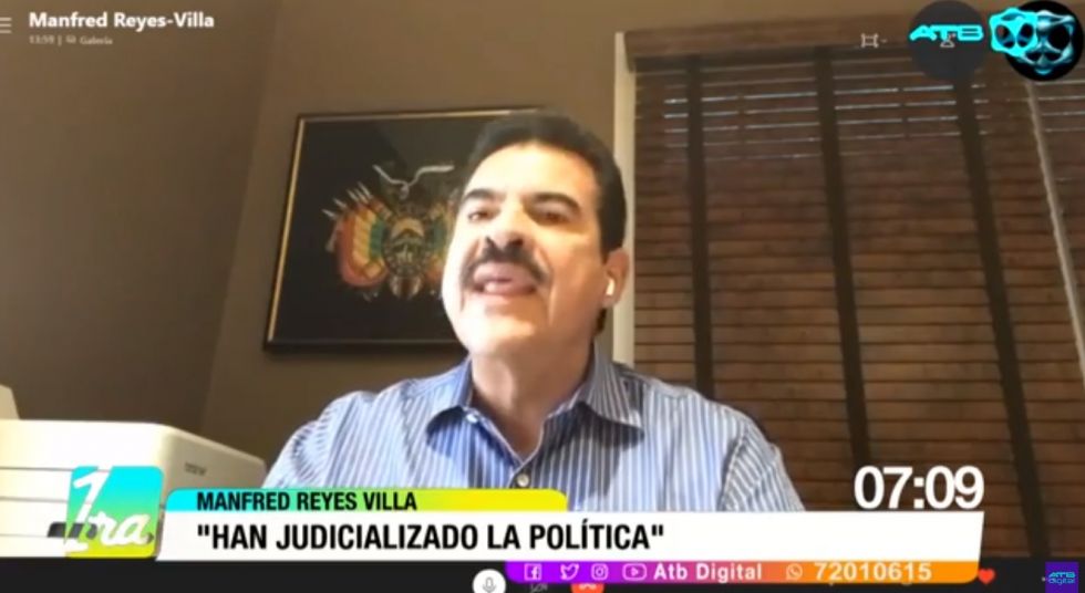El exprefecto de Cochabamba, Manfred Reyes Villa, durante su entrevista con ATB.