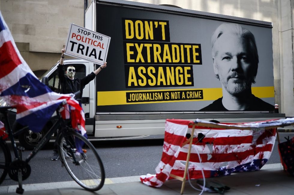 Un manifestante protesta frente a la corte de Old Bailey en el centro de Londres el 14 de septiembre, donde se reanudó la audiencia de extradición contra Assange.