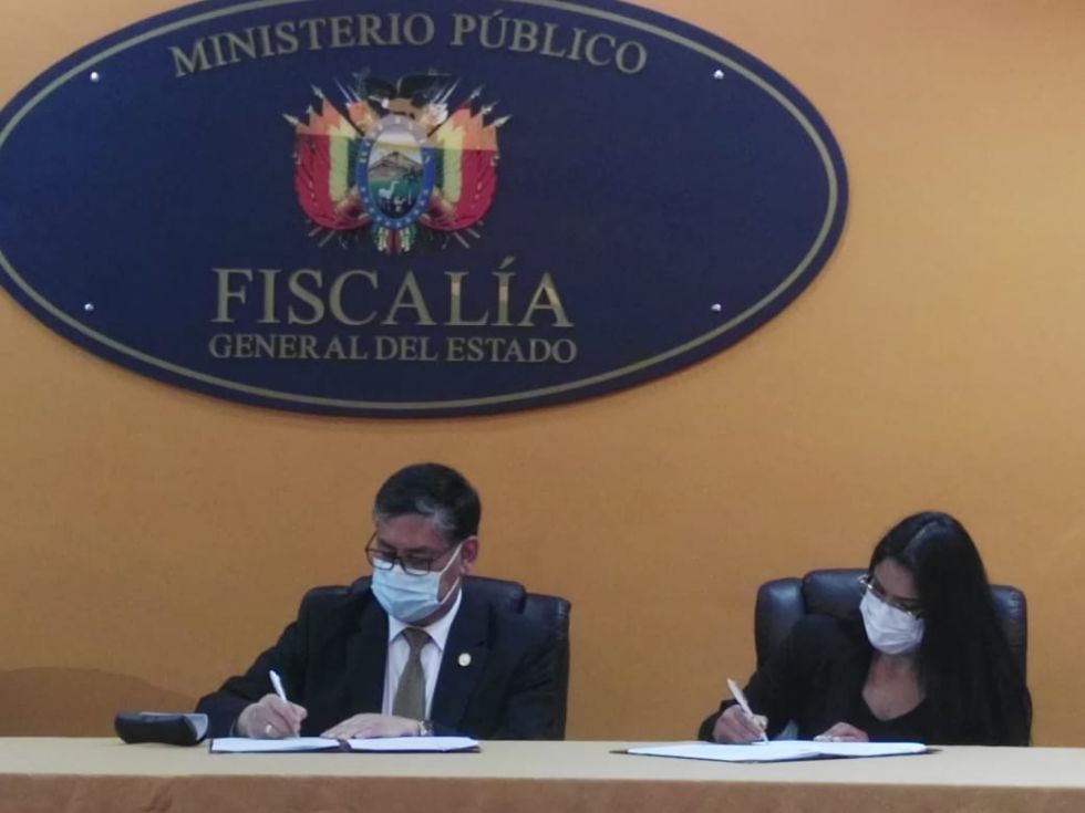 El fiscal general de Estado, Juan Lanchipa, y la directora Ejecutiva del Cecasem, Patricia Bustamante, durante la firma del convenio.