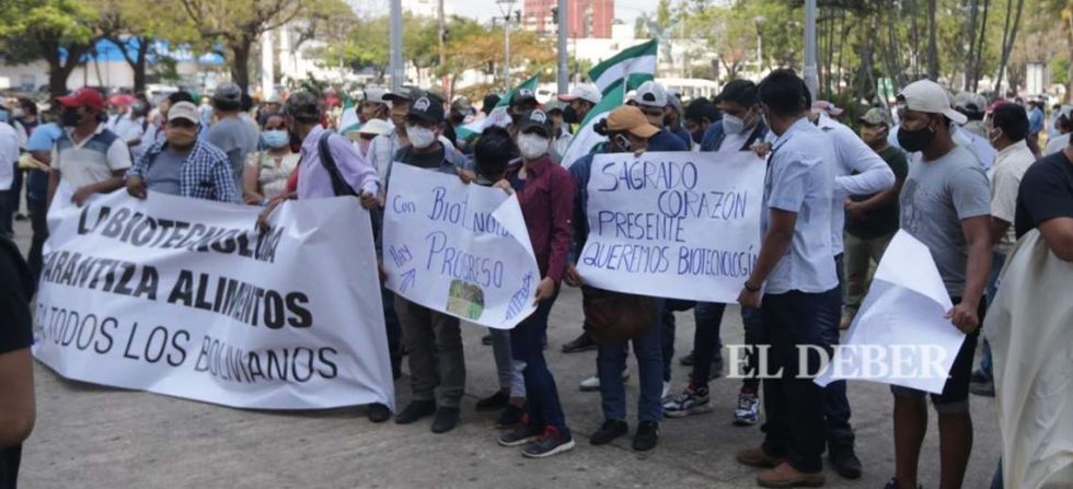 Un grupo de productores, en las afueras de los tribunales donde se resolvió el caso, en Santa Cruz.
