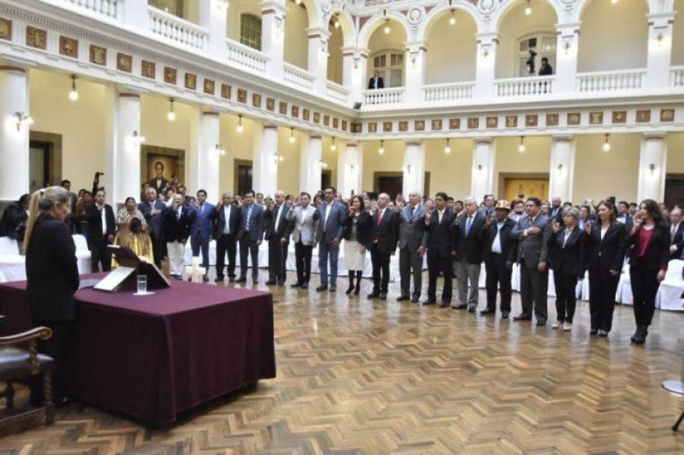 La presidenta Jeanine Áñez, durante la posesión de tres de sus ministros en enero de este año.