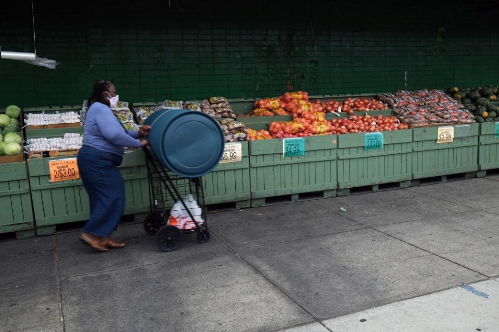 Una mujer en un comercio de Nueva York, una de las ciudades más afectadas por el desempleo.