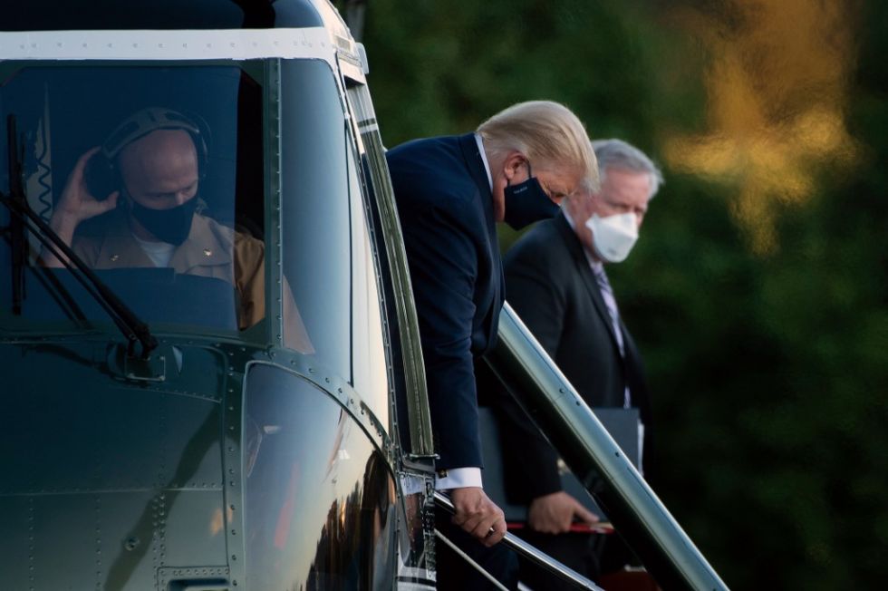 El presidente de Estados Unidos, Donald Trump, llega al hospital militar donde se tratará el covid-19.