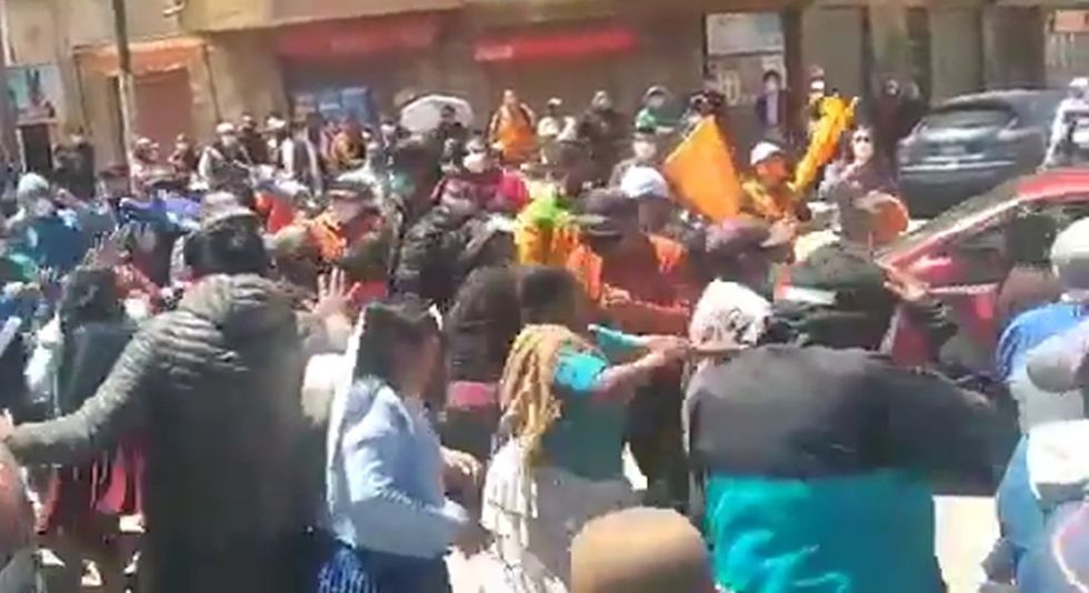 Una de las escenas que dejó un choque entre militantes del MAS y CC en Oruro.