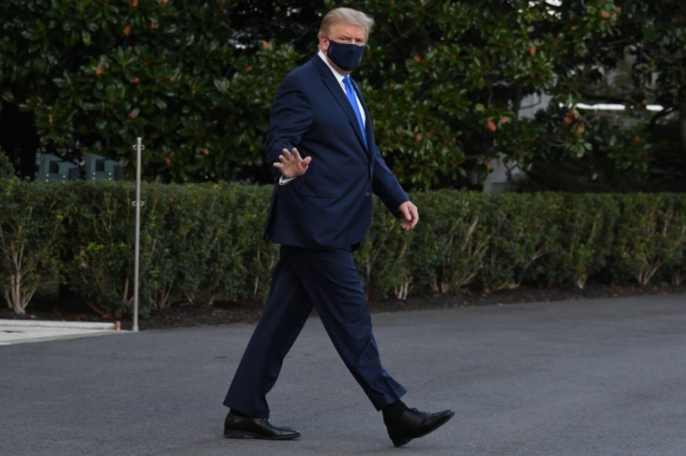 El presidente de Estados Unidos, Donald Trump, cuando dejó la Casa Blanca para ser hospitalizado, ayer.