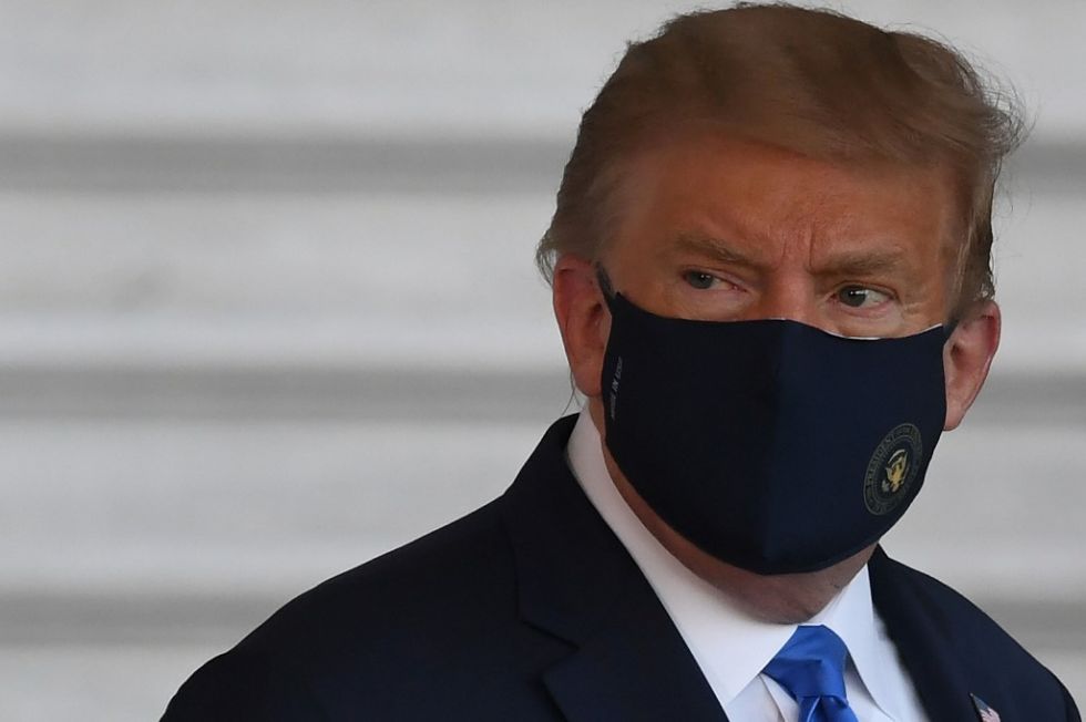 El presidente de Estados Unidos, Donald Trump, antes de dejar la Casa Blanca para ser hospitalizado.