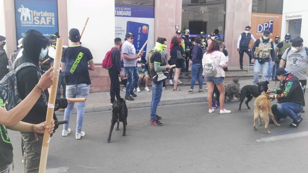 Los manifestantes de la Resistencia Juvenil Ckochala en las afueras de la Fiscalía General.