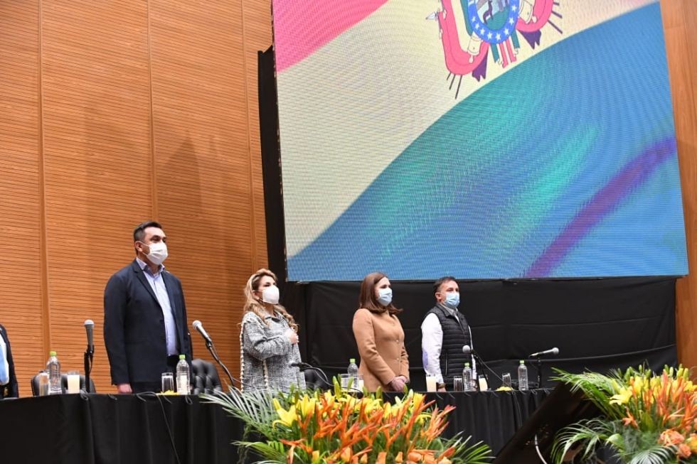 La presidenta Jeanine Áñez canta el Himno Nacional este miércoles en La Paz en un gabinete ampliado.